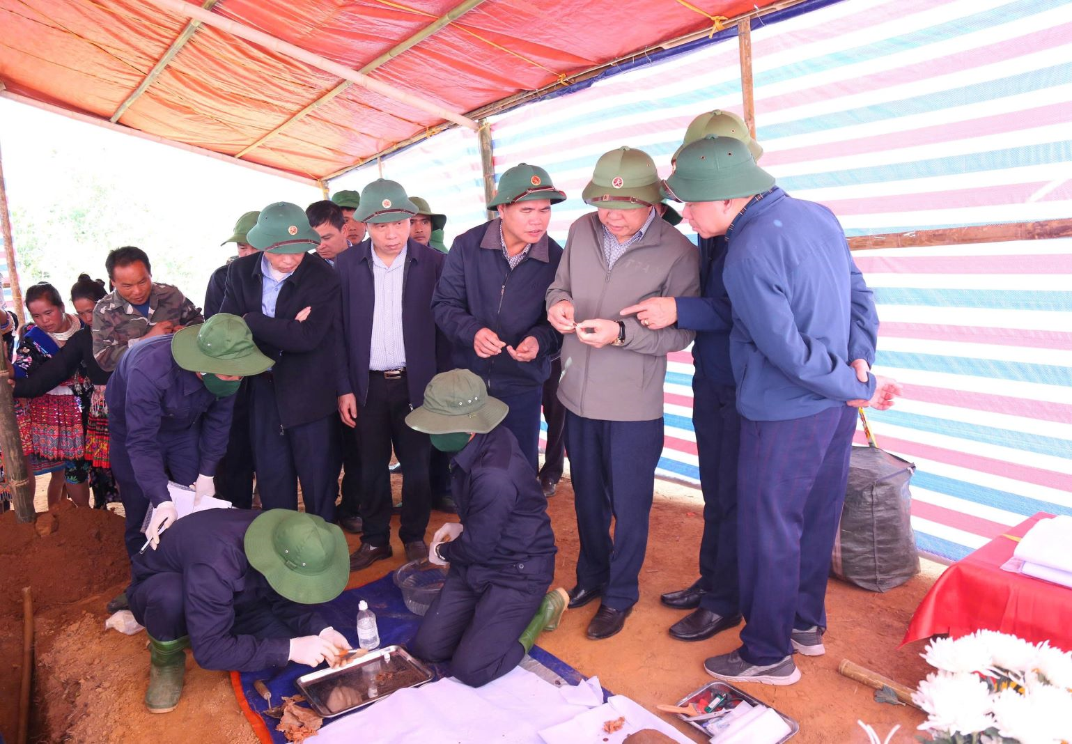 Vượt khó, tìm đồng đội trên đất bạn 

